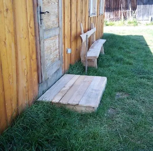 Schiefe Huette Am Attersee.