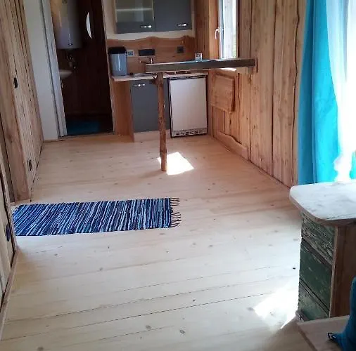 Schiefe Huette Am Attersee. * Lenzing